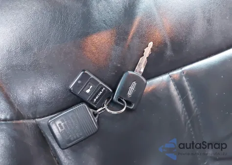 2011 Lincoln Town Car Executive L z USA, uszkodzony, nr VIN 2LNBL8EVXBX758298